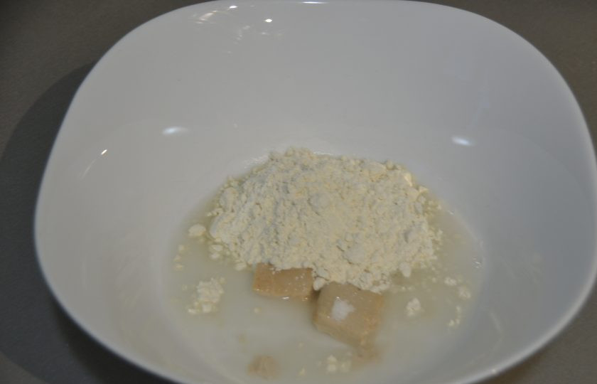 1. Этап. Кекс Майский: Возьмите примерно 60-70% воды от общего объема, вода должна быть теплой, температура 30-35 градусов, положите дрожжи, две чайных ложки сахара и две столовых ложки муки от общего объема.