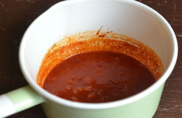 1. Этап. Фрикадельки из рыбного фарша: Добавьте к луку томатную пасту, влейте полстакана воды и тушите пять минут на медленном огне.