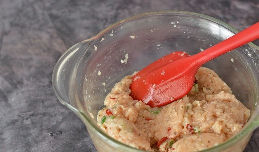 1. Этап. Рулет из индейки с ягодами годжи: Лопаткой или руками тщательно всё размешайте и оставьте на полчасика в холодильнике.