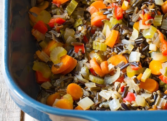 1. Этап. Запеканка с диком рисом: 2. Добавьте соль и специи, аккуратно перемешайте. Влейте воду или бульон, накройте форму фольгой и отправьте в духовку минут на 70-80.