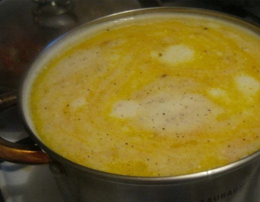 1. Этап. Сырный суп с картошкой: 5. Когда картофель, овощи и сыр поварятся около 15 минут, в самом конце нужно отправить в кастрюлю несколько щепоток вермишели и после закипания - зелень.