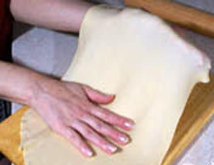 1. Этап. Кундюмы с грибами: 2. На доску перекладываем тесто и продолжаем его вымешивать. Затем тесто раскатываем в очень тоненький пласт.