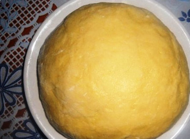 1. Этап. Творожное тесто для вареников: Сначала добавьте половину муки, затем по частям добавляйте остальную, ориентируясь на вязкость теста.