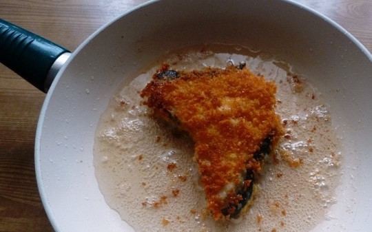 1. Этап. Зубатка жареная: 6. На сковороде разогрейте растительное масло. Можно взять смесь сливочного и растительного. Выложите рыбку и обжарьте на среднем огне до золотистой корочки. Вот и все, зубатка жареная в домашних условиях готова. Перед подачей выложите ее на бумажное полотенце, чтобы убрать излишки масла. Подавайте к столу с гарниром, зеленью или соусом.