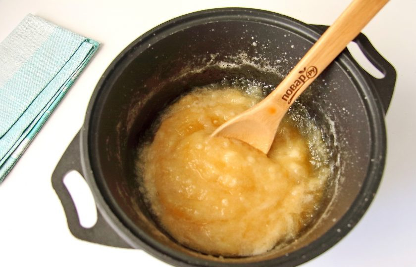 1. Этап. Яблочное пюре для грудничка на зиму: Тушите яблоки на минимальном огне около 10-20 минут. Время зависит от сорта яблок, они должны почти полностью развариться. Если решите добавить сахар, то делайте это прямо сейчас, на стадии тушения. Добавляйте сахар на свой вкус, ориентируясь по кислоте яблок.