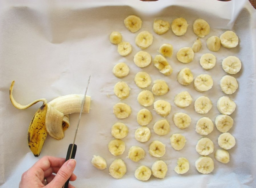 1. Этап. Сорбе из банана: Банан порезать кружочками и заморозить на несколько часов.