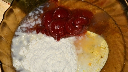 1. Этап. Подлив в мультиварке: В отдельной посуде смешиваем муку, воду и томатную пасту, затем добавляем в подливу.