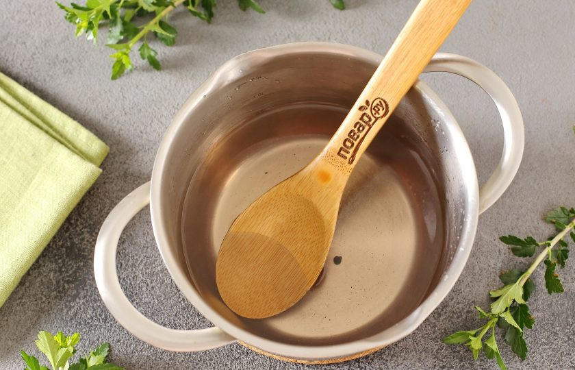 Огурцы маринованные с черноплодной рябиной 1. Этап. Огурцы маринованные с черноплодной рябиной: После чего воду слейте в кастрюлю (если необходимо, добавьте нужное количество воды), добавьте соль, сахар и доведите до кипения.