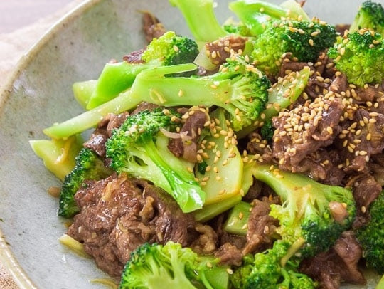 1. Этап. Брокколи и говядина: 6. Подавайте блюдо сразу, украсив его семенами кунжута. Подавайте с отварным рисом, кускусом или булгуром.