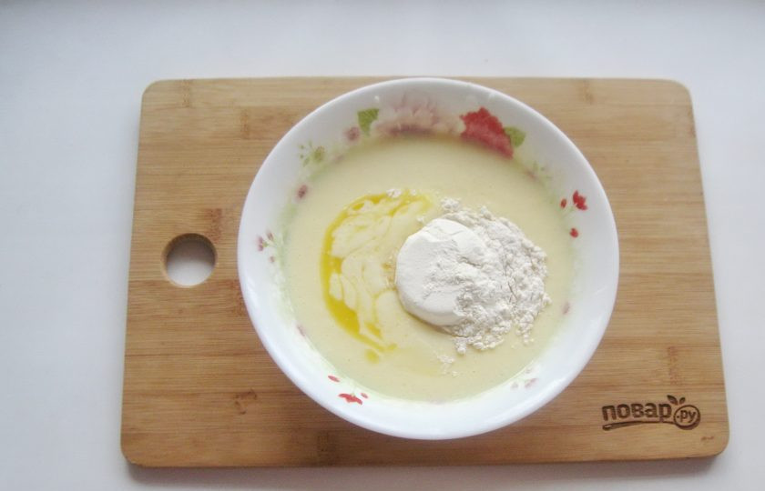 1. Этап. Вафли на простокваше: Насыпьте в миску муку.