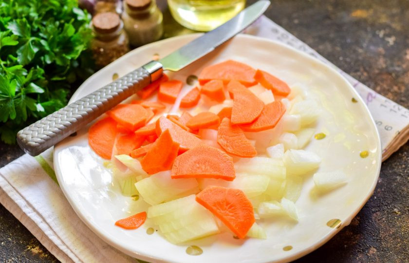 1. Этап. Зеленое лобио: Морковь очистите, сполосните, нарежьте брусочками.