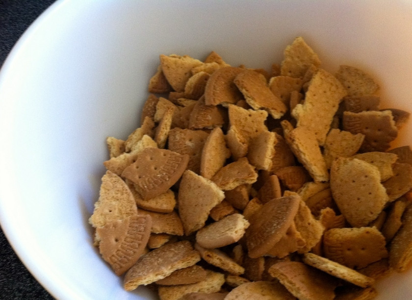 1. Этап. Шоколадные колбаски из печенья: Печенье измельчите на мелкие кусочки, но не в блендере, можете руками просто поломать.