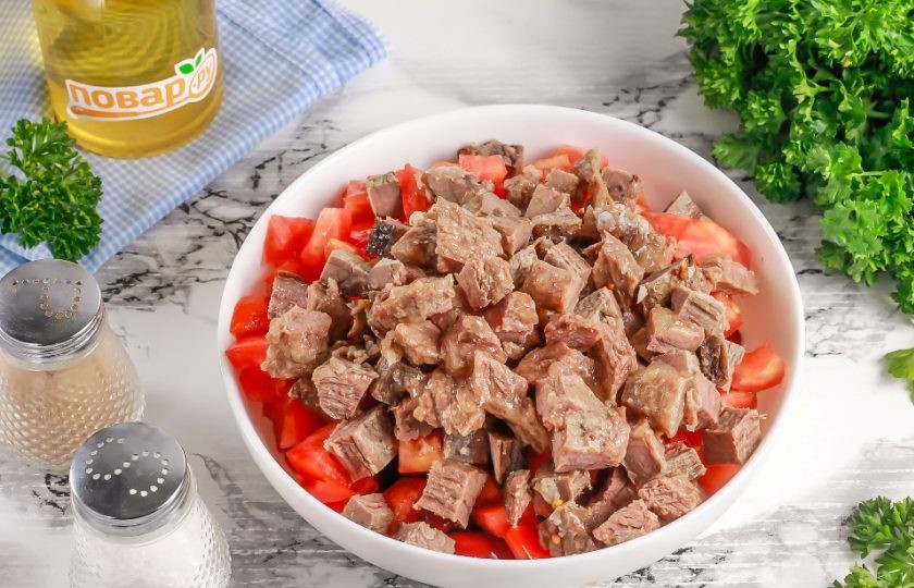 1. Этап. Салат из говядины и консервированной красной фасоли: Нарежьте отварную говядину по волокнам на пластины, а пластины нарежьте кубиками. Добавьте к остальным ингредиентам.