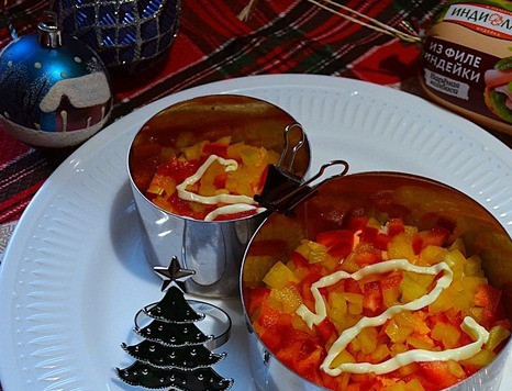 1. Этап. Салат слоёный Снеговик: Перец нарезать мелко, разложить следующим слоем + немного майонеза, слегка посолить, утрамбовать.