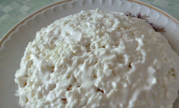 1. Этап. Рецепт салата Подсолнух с чипсами: 4. И, конечно, белки тоже смазываем майонезом, на этот раз погуще.