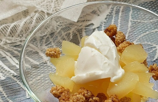 1. Этап. Творожный салат с грушей и шелковицей: Заправить по вкусу. Можно обойтись и без заправки, особенно если используется влажный творог.