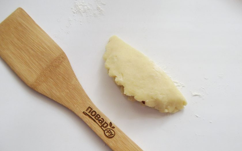 1. Этап. Сочники с вишней: Соедините края кружка. Получился сочник.