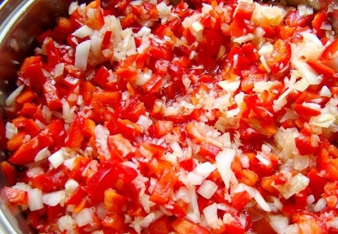 1. Этап. Салат на зиму из свеклы: Перемешиваем и варим с момента закипания 10 минут.