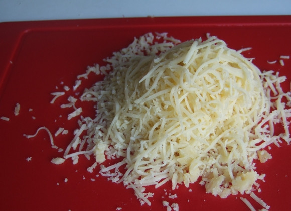 1. Этап. Мясо в сливках в духовке: Натираем сыр на терке.