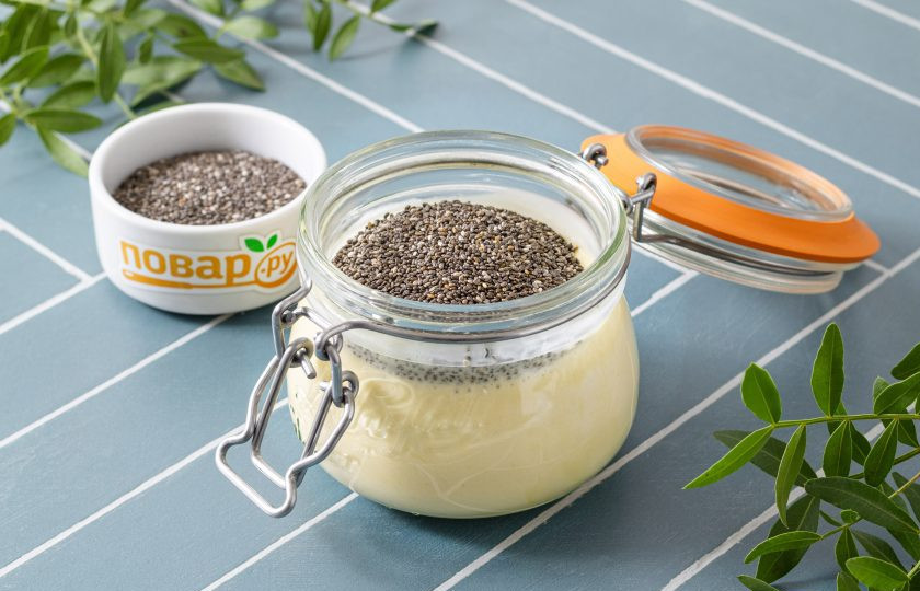 1. Этап. Чиа пудинг с фруктовым пюре: Затем добавьте семена чиа.