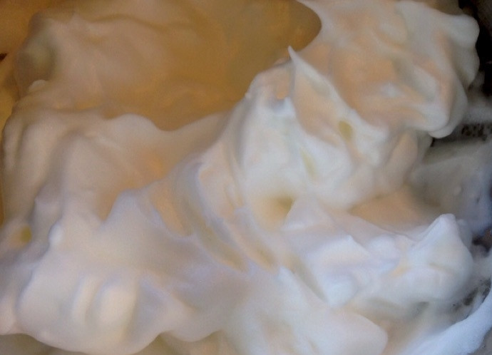 1. Этап. Капкейки с лимонным курдом и меренгой: 16. Взбейте смесь до образования мягких пиков.