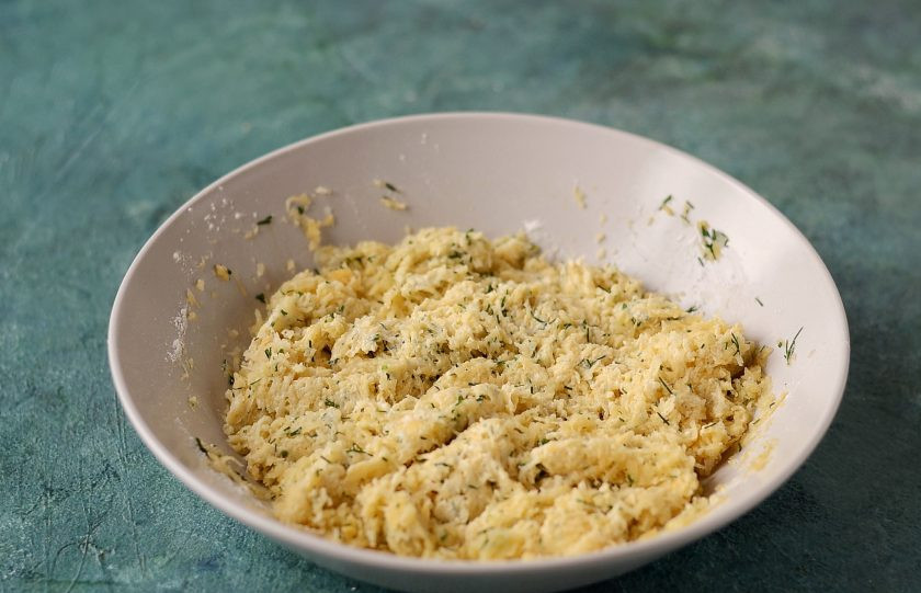 1. Этап. Драники из репы: Добавьте перец и соль, перемешайте. Затем добавьте муку и снова перемешайте.