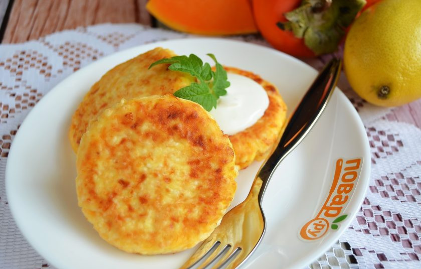 1. Этап. Сырники с тыквой: 7. Подавайте сырники теплыми со сметаной, сгущенкой или джемом.