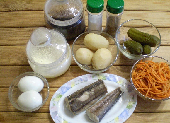 1. Этап. Салат Обезьянка с корейской морковкой: Приготовьте продукты для салата. Отварите картофель, яйца и крупную тушку хека. Остудите.
