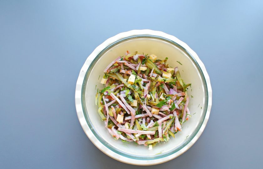 1. Этап. Салат Старый Мюнхен: Салат посолите и перемешайте. Отдельно смешайте сметану, майонез, уксус и горчицу. Разложите салат по тарелкам, добавьте заправку и подавайте к столу.