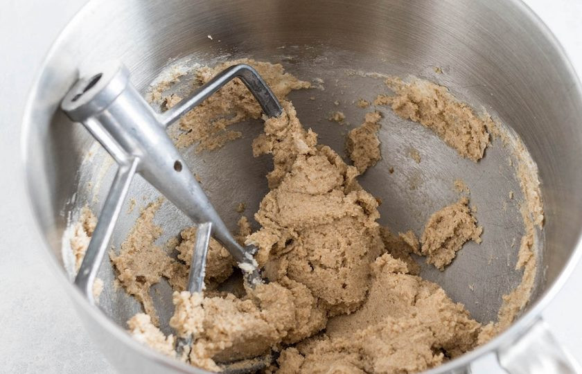 1. Этап. Песочное печенье с шоколадом и маршмеллоу: 4. Взбейте масляную смесь до образования пушистой массы.