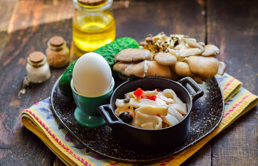 1. Этап. Салат из вешенок и кальмаров: Подготовьте ингредиенты.