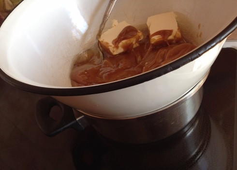 1. Этап. Детский торт своими руками: На водяной бане растопим мед и сливочное масло.