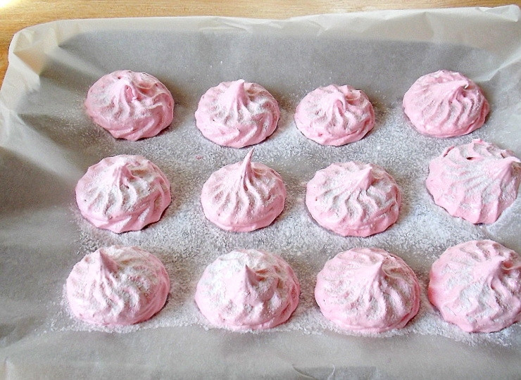 1. Этап. Зефир из клюквы: Посыпьте зефир сахарной пудрой.