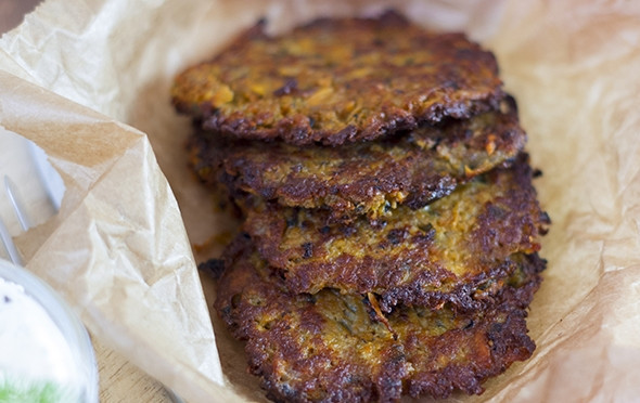 1. Этап. Оладьи из баклажанов: 8. В качестве соуса предлагаю самый простой вариант — сметану с небольшим количеством сока лимона и зеленью. Приятного аппетита!