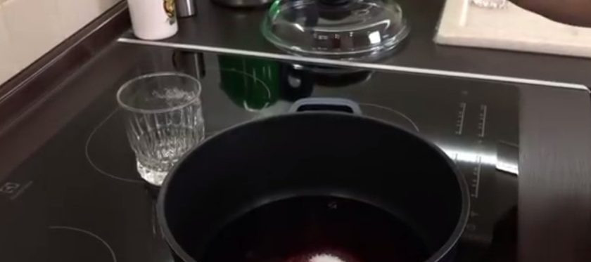 1. Этап. Шоколадно-ореховый торт (обалденный!): 3. В кастрюле с толстым дном смешайте сахар с вином, поставьте на средний огонь и проварите до вязкости (после закипания еще 20-25 минут проварите). Мягкое сливочное масло взбейте миксером, одновременно взбейте сгущенку.