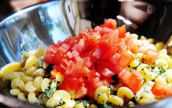 1. Этап. Макароны с песто и пармезаном: 6. Украсьте макароны измельченными помидорами.