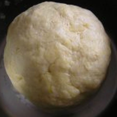 1. Stage. Biscuits with lemon: Add 4 egg yolks, zest and lemon juice to the oil, gradually introduce the sifted flour and knead the dough. Wrap it in cling film and put in the refrigerator for half an hour.