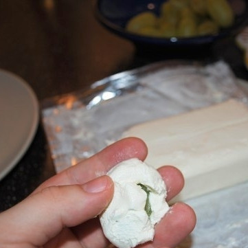 1. Этап. Сырные шарики с фисташками и виноградом: Каждую виноградинку аккуратно укутываем в филадельфию.