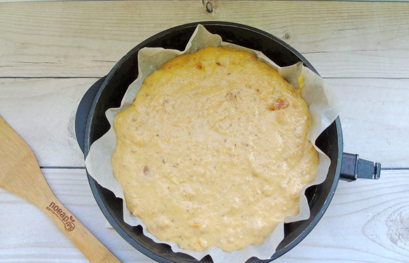 1. Этап. Пирог с тыквой и курагой: Тесто выложите в сковороду с пекарской бумагой.