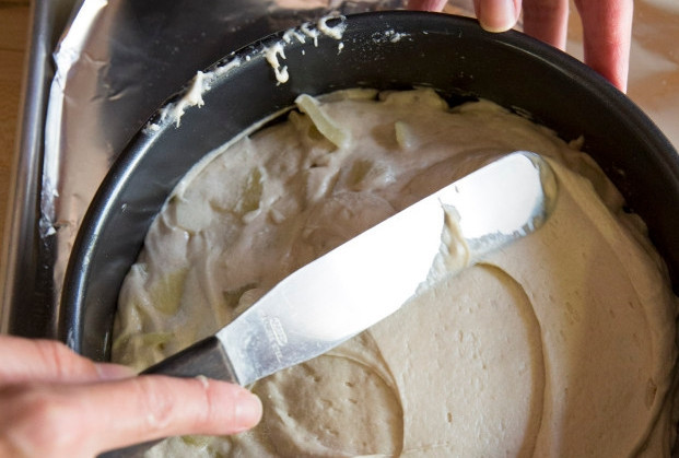 1. Этап. Постный кекс с яблоками: 3. Форму смажем маслом и равномерно распределяем тесто по ней. Выпекаем примерно час при температуре 190 градусов.