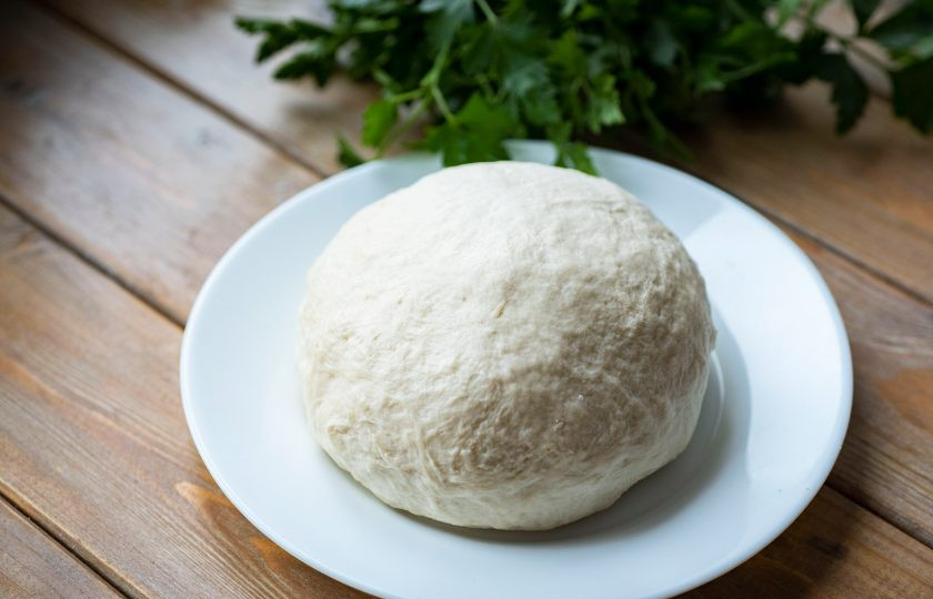 1. Этап. Хычины с творогом: Замесите мягкое, не прилипающее к пальцам тесто. Разделите его на несколько равных частей. Я разделила тесто на 4 равные части.