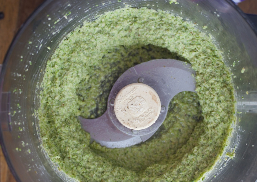 1. Этап. Брокколи с орехами: Все измельчите до пюреобразного состояния.