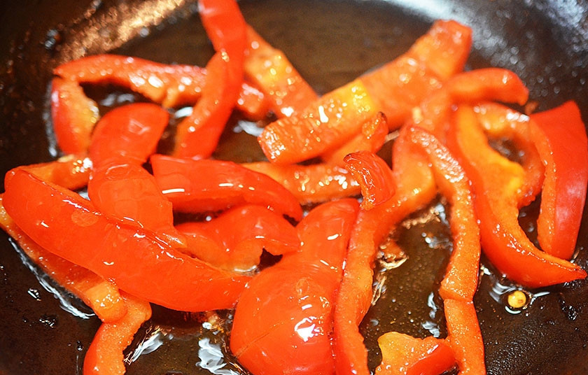 1. Этап. Курица Пикассо: 7. Обжарьте перец в этой же сковороде.