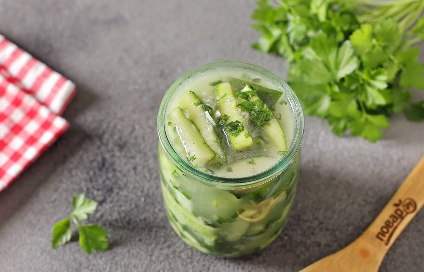 1. Этап. Салат из огурцов с чесноком на зиму: Затем салат вместе с жидкостью переложите в чистые стерилизованные банки.