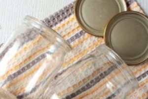 1. Этап. Вишневое варенье в мультиварке: Пока что можно заняться подготовкой банок. Тщательно моем и стерилизуем банки и крышки.