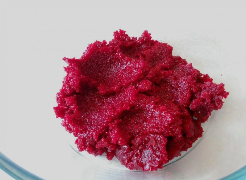 1. Этап. Шоколадно-свекольный пирог: Затем превратите отварную свёклу в пюре с помощью блендера или натрите её на мелкой тёрке.