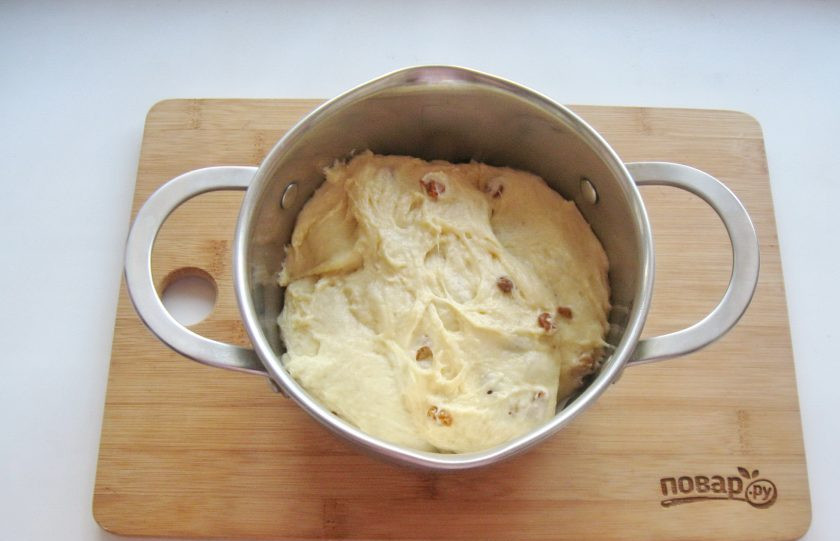 1. Этап. Кулич с меренгой: Когда тесто снова увеличится в объеме, выложите его в формы. Я использовала металлическую кастрюлю. Наполните тестом 1/3 формы, накройте полотенцем или пленкой и дайте подойти снова.