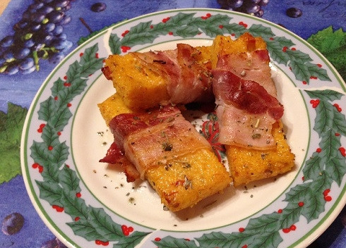 1. Этап. Полента с вялеными помидорами в беконе: 10. Поленту обычно посыпают розмарином, я посыпала прованскими травами, нравится мне их аромат:) Приятного аппетита!