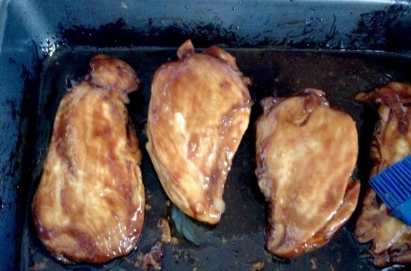 1. Этап. Куриная грудка под соусом Терияки: 5. Таким образом курочка будет именно запекаться, а не вариться в соусе. Запекайте её минут 30-45, в зависимости от размера грудок. Подавайте к столу курицу горячей, смазав соусом и присыпав кунжутом.