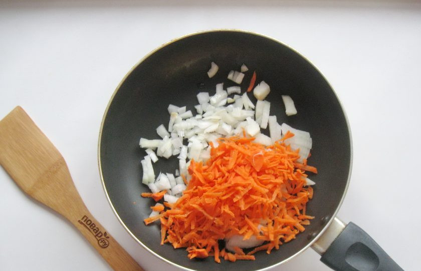 1. Этап. Борщ с языком: Морковь натрите на терке и добавьте к луку.